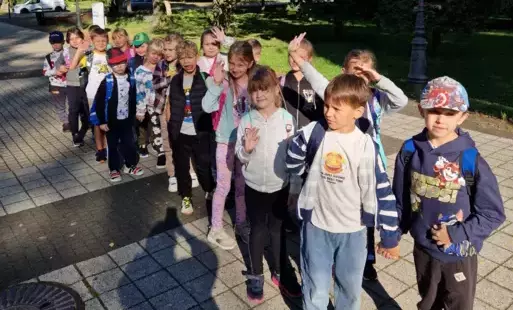 Uczniowie klasay1b spacerują po parku