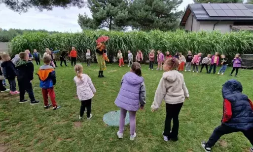 Zabawa na świeżym powietrzu z Panią Jesień