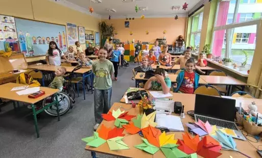 Uczniowie klasy 2c z koleżanką Mają.