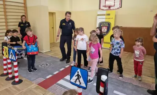  Dzieci uczą się przechodzić przez pasy