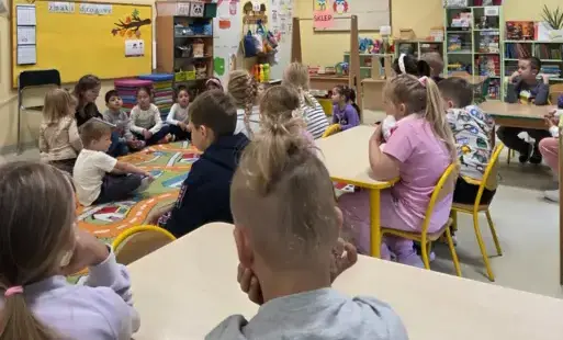 pani angelina czyta ksiazke