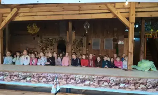 uczniowie obu klas słuchają pani prowadzącej warsztaty