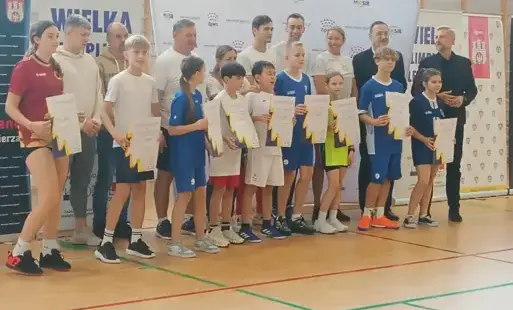 Uczniowie ze zgierskich szkół odbierają certyfikaty uczestnictwa w Wielkiej Olimpijskiej Lekcji WF