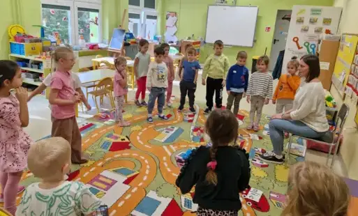 dzieci bawią się w zabawę Prawda - fałsz