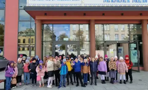 Grupa uczniów z klasy 1c i 1d przed budynkiem Teatru Muzycznego