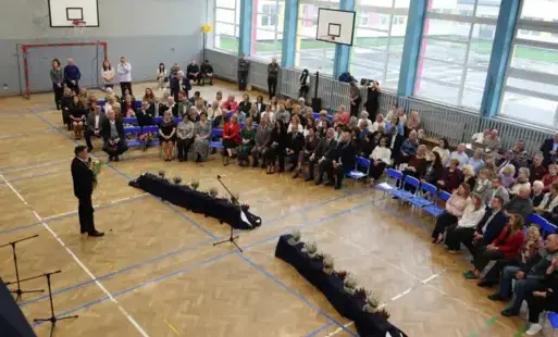 zgromadzona publiczność - widok z balkonu
