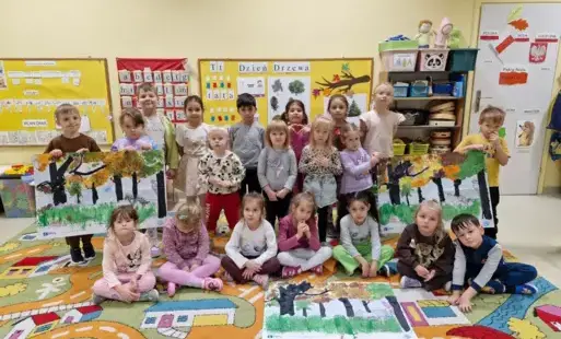 przedszkolaki prezentują swoje prace Jesienny las