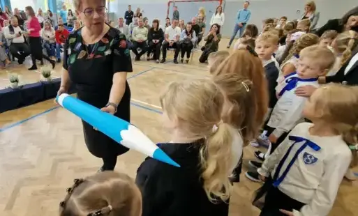 Pani Dyrektor pasuje dziewczynkę z klasy pierwsze na ucznia 