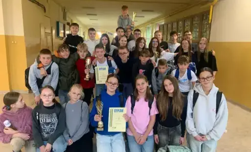 reprezentacja szkoły w zawodach pływackich z dyplomem i pucharem