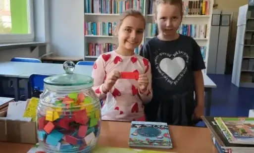 Dwie dziewczynki, które jako pierwsze wzięły udział w loterii czytelniczej