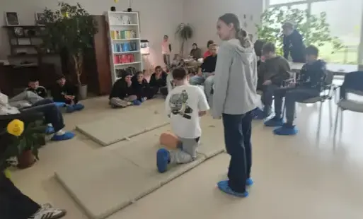 Uczniowie w budynku hospicjum uczą się udzielania pierwszej pomocy