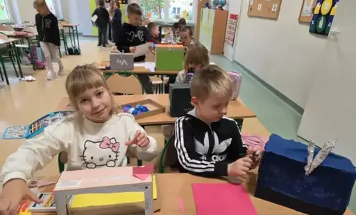 dzieci tworzą swój telewizor
