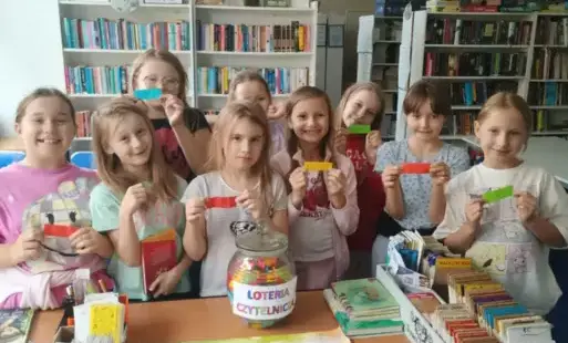 Dziewczynki z 3 klasy z losikami z Loterii Czytelniczej
