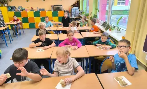 Uczniowie klasy 2c w trakcie zajęć kulinarnych 