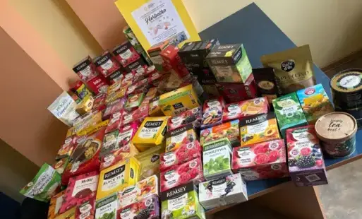 Różne rodzaje herbat ułożone na niebieskim stoliku