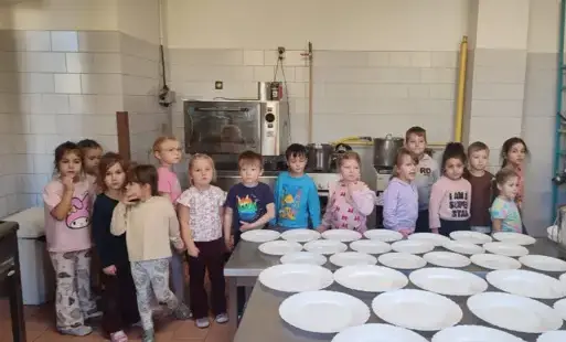 grupa przedszkola slucha opowiesci o pracy kucharza