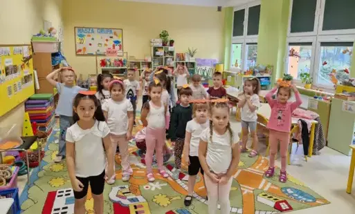 przedszkolaki ćwiczą równowagę z liściem na głowie