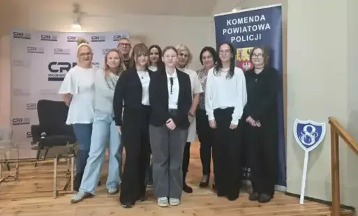Grupa wolontariuszy i samorządu szkolnego z SP8 z opiekunami, naczelnikiem wydziału i Dyrekcją szkoły
