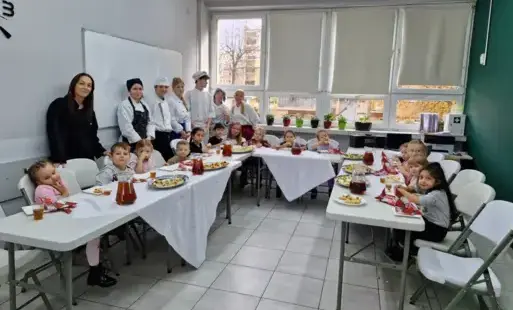 wspólne zdjęcie wszystkich uczestników warsztatów kulinarnych