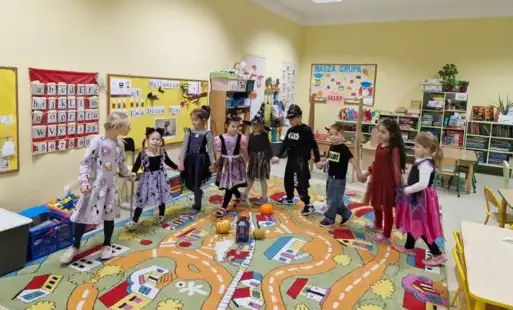 dzieci bawią się przy piosence Bal u Baby Jagi