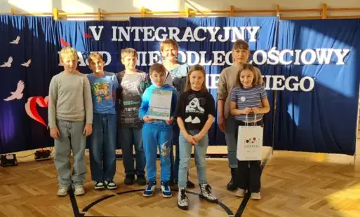 grupa uczniów uczestniczących w rajdzie