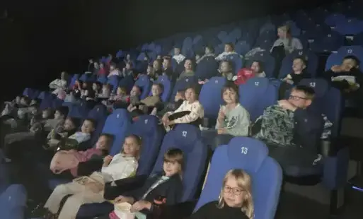 Dzieci oglądające film