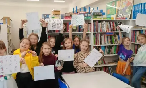 Uczestniczki Koła Bibliotecznego ze swoimi pracami gry bingo