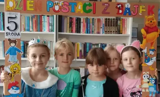 pięć uczestniczek Szkolnego Koła Bibliotecznego w fotoramce z okazji Światowego Dnia Postaci z Bajek
