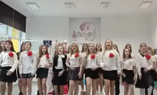 Dziewczynki z klas 4–7 podczas nagrania w konkursie Patriotyczny Chór Radia Łódź