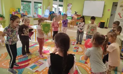 dzieci w kole bawią się w zabawę obrona przeciw wirusom