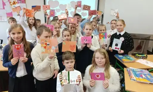 zdjęcie przedstawia uczniów klasy 3c prezentujących wykonane kartki