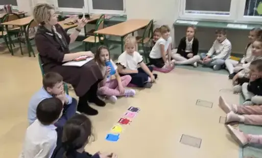 Zdjęcie przedstawia uczniów klasy 1b biorących udział w zajęciach