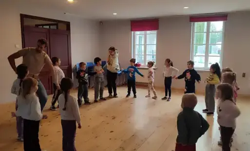 warszaty w CKD- dzieci w kole powatarzają ruchu do tańca