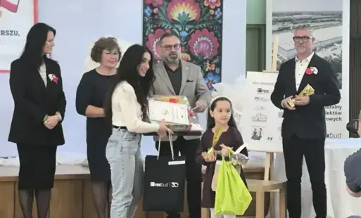 Wręczanie Ewie nagrody na konkursie recytatorskim