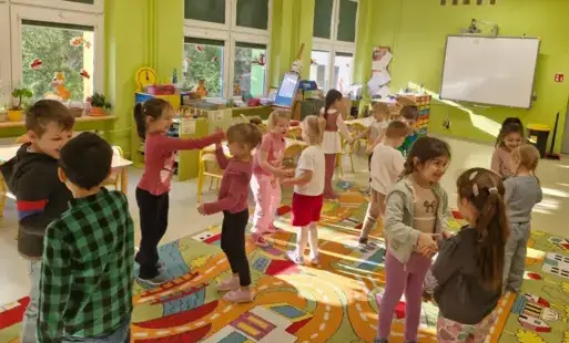 zabawa ruchowa dzieci w czystym powietrzu