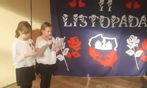 dziewczynki z 3 klasy prowadza uroczystosc