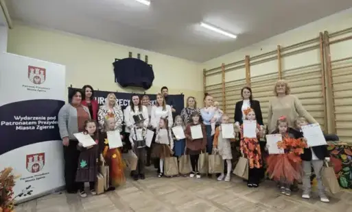Uczestnicy, jurorzy i organizatorzy konkursu recytatorskiego Co nam powie Pani Jesień.