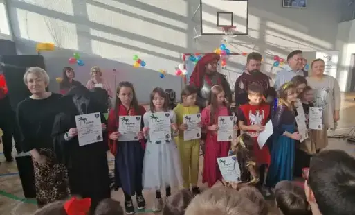 Laureaci, uczestnicy, organizatorzy konkursu oraz zaproszeni rycerze i przewodniczący Rady Rodziców