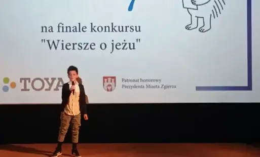 Uczeń Naszej Szkoły Szymon podczas recytacji wiersza na scenie