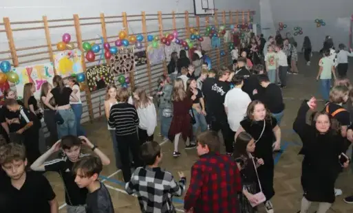 Uczniowie klas starszych tańczą na dyskotece andrzejkowej