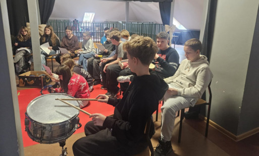 Uczniowie klasy 6a podczas warsztatów muzycznych w PSONI