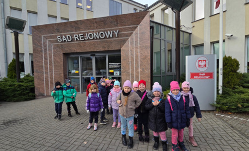 klasa 1b przed sadem rejonowym w zgierzu