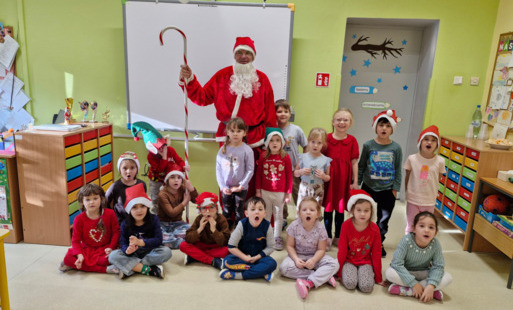 Współne zdjęcie całej grupy z Mikołajem