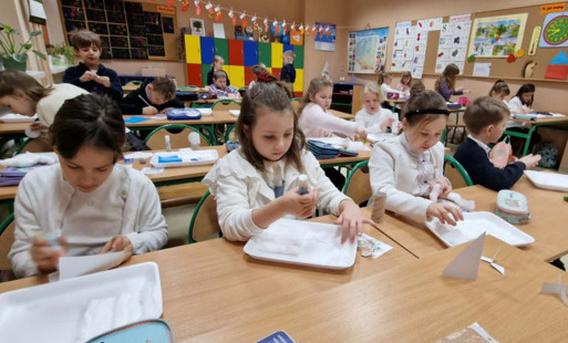 Uczniowie podczas wykonywania pracy plastycznej przedstawiającej zimę