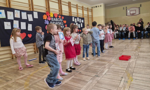 Przedszkolaki recytują wiersz Kochamy was