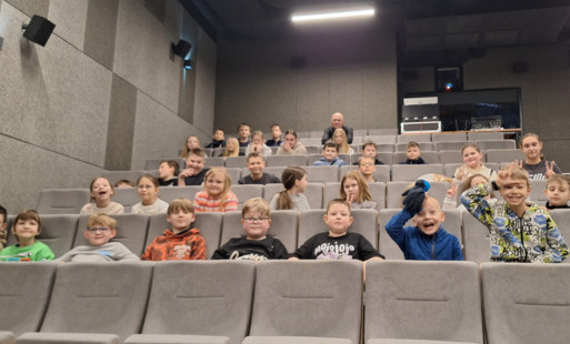 klasa 2d i 5c w sali kinowej w Starym Młynie