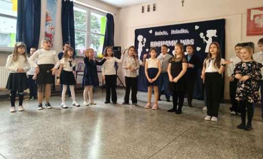 dzieci tańczą i śpiewają dla dziadków