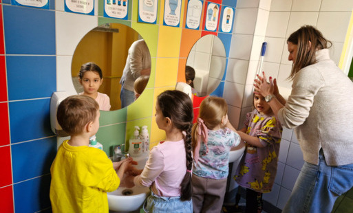 dzieci w łazience myją dokładnie ręce wg instrukcji
