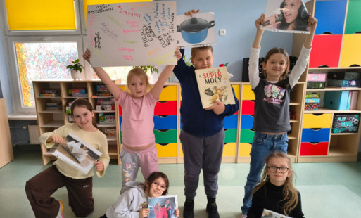 Uczestnicy zajęć prezentują wykonany plakat oraz Wielką Księgę Supermocy Susanny Isern