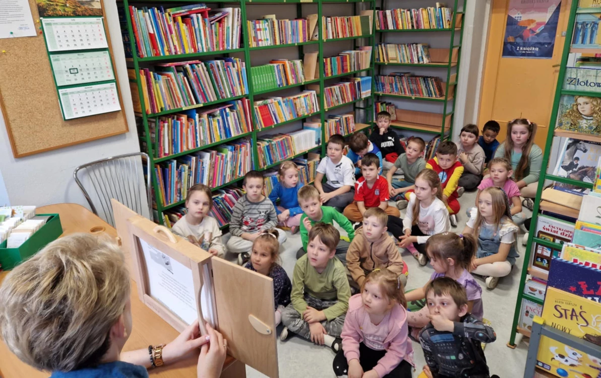 Zdjęcie do &bdquo;M&Oacute;J PRZYJACIEL KEMUSHI&quot; - &nbsp;LEKCJA W BIBLIOTECE SZKOLNEJ